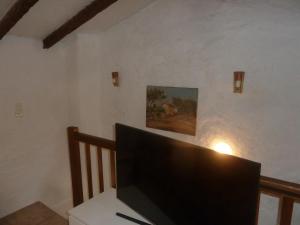 uma sala de estar com uma televisão de ecrã plano sobre uma mesa em Villa Les Oliviers em Draguignan