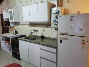 Una cocina o kitchenette en Comoda casa en el centro de Villa Carlos Paz, pileta privada, cinco minutos a pie de la peatonal, aire, porton electrico