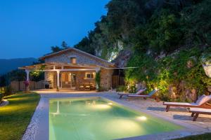 Bazén v ubytovaní Pnoes Villas Vasiliki Lefkada alebo v jeho blízkosti