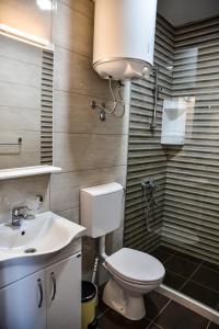 Vonios kambarys apgyvendinimo įstaigoje Casa Sinani