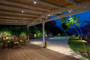 Vonkajšia záhrada v ubytovaní Pnoes Villas Vasiliki Lefkada