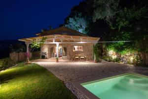 Bazén v ubytovaní Pnoes Villas Vasiliki Lefkada alebo v jeho blízkosti