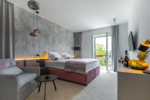 een slaapkamer met een bed en een woonkamer met een bank bij Luxury rooms il Ponte Trogir in Trogir