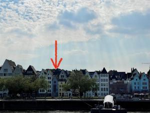 ein rotes X am Himmel über einer Stadt in der Unterkunft Altstadthotel Hayk am Rhein in Köln
