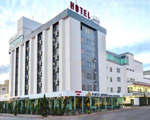 um grande edifício branco com um hotel em Porto Minas Hotel e Convenções em Uberlândia