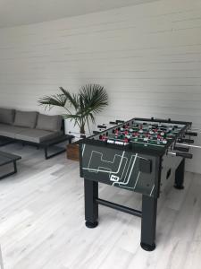 Pokój gier w obiekcie Dom Belona z prywatnym podgrzewanym basen i jacuzzi