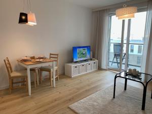 Televízia a/alebo spoločenská miestnosť v ubytovaní Apartament Słoneczna Zatoka