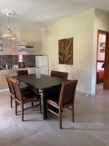 cocina con mesa de comedor y sillas en Villa Soula en Paralía Avdhíron