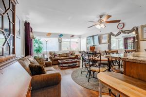 een woonkamer met een bank en een tafel bij Arcadian Dunes 26-507 in Myrtle Beach