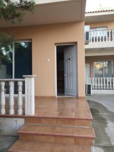 une porte d'entrée d'une maison avec une terrasse couverte dans l'établissement Davi's Studio Apartment, à Paphos