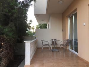 d'une terrasse avec des chaises et une table sur un balcon. dans l'établissement Davi's Studio Apartment, à Paphos
