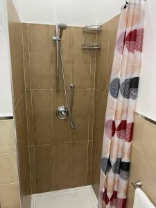 een douche met een douchegordijn in de badkamer bij Casa Nonna Anna in Agerola