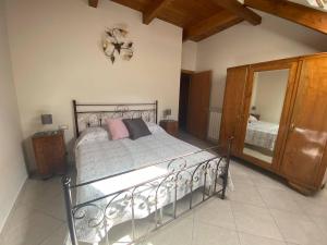 A bed or beds in a room at Casa Nonna Anna
