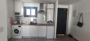 Kuchnia lub aneks kuchenny w obiekcie Parking, ubicación y confort