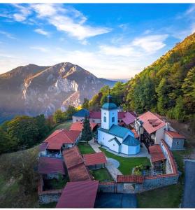 eine Luftansicht einer Kirche auf einem Berg in der Unterkunft Apartman Pejica in Čačak