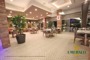 Restaurace v ubytování Emerald Park Lux