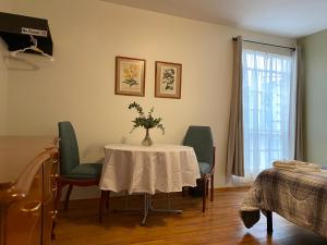 Dining area sa guest house