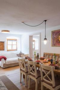 comedor con mesa, sillas y cama en Rarität Mein Herzenshaus im Altmühltal en Walting