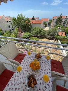 stół z talerzem jedzenia na balkonie w obiekcie Beach Makarska Apartment w Makarskiej