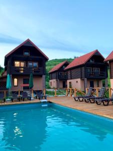 ein Resort mit einem Pool und einigen Gebäuden in der Unterkunft Шервуд in Myta