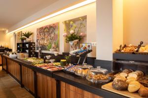 ein Buffet mit vielen verschiedenen Speisen in der Unterkunft Boutique Hotel Scheepers in Valkenburg
