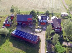 an aerial view of a house with solar panels on it at Torpet Längtan in Ullared