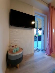 TV a/nebo společenská místnost v ubytování Rooms Optim