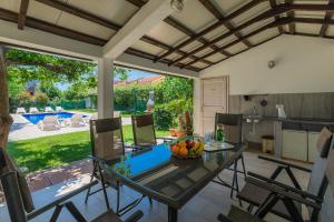 Patio alebo iná vonkajšia časť ubytovania Villa Toni