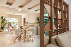 a kitchen and living room with a table and chairs at Luar de Geribá in Búzios