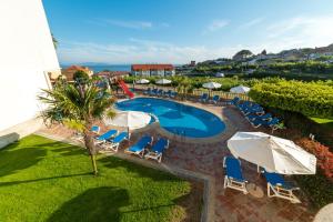 an overhead view of a swimming pool with chairs and umbrellas at Hotel Atlántico Sanxenxo in Montalvo