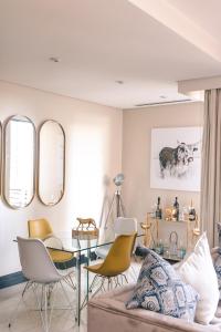 Raphael penthouse 205 في جوهانسبرغ: غرفة معيشة مع أريكة وكراسي