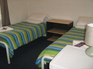 two beds in a small room at Kookaburra Inn in Brisbane
