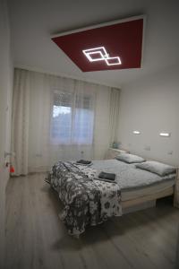 a bedroom with a bed in a room with a ceiling at Lakilak pihenőház a Holt-Tisza partján, termálfürdőnél, Lakitelek in Lakitelek