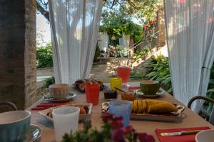 una mesa con comida y bebidas en la parte superior en Villa Bonsi, en Montaione