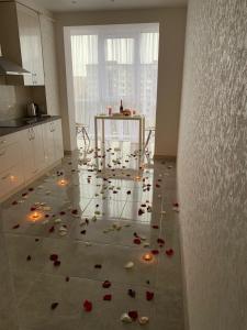 una habitación con rosas en el suelo de una cocina en ВІП Апартаменти в районі автовокзалу,ЖК Арена,ПОБЛИЗУ ОБЛАСНОІ ЛІКАРНІ en Rivne
