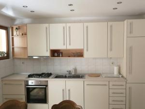 Kuchyň nebo kuchyňský kout v ubytování Rooms Beros