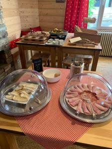 une table avec deux assiettes de nourriture sur une table dans l'établissement Hôtel l'Équipe, au Sauze