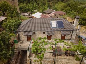 una vista aérea de una casa con un panel solar en el techo en Guest House Anthrakitis, en Zagori