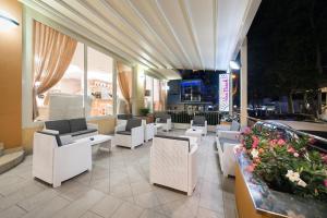 A seating area at Viva Beach Hotel