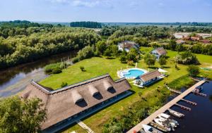 Bazén v ubytování Cherhana Resort nebo v jeho okolí