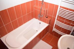 Kúpeľňa v ubytovaní Lilian apartmanház