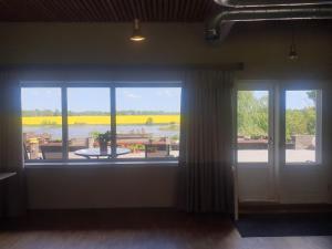 Habitación con ventana grande con vistas al agua. en Ilmatsalu Motell, en Ilmatsalu