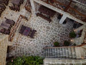 vista sul soffitto di un edificio con pavimento in pietra di Guest House Anthrakitis a Zagori