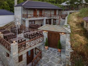 una vista aérea de una casa con patio en Guest House Anthrakitis, en Zagori