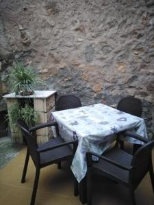 Casa Rural SIGLO XX في Calmarza: طاولة وكراسي مع طاولة وجدار حجري