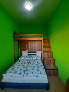una camera verde con un letto e una parete verde di Apartmán Sandra a Valtice