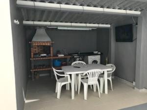 a dining room with a table and chairs and a kitchen at Apartamento Finisterrae in Fisterra