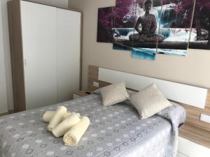 um quarto com uma cama com duas almofadas em Apartamento Finisterrae em Fisterra