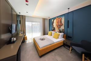 une chambre d'hôtel avec un lit et une télévision dans l'établissement Neva Kaş, à Kaş