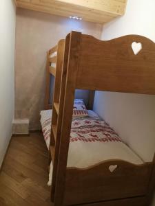 Двухъярусная кровать или двухъярусные кровати в номере Residence le Cairn